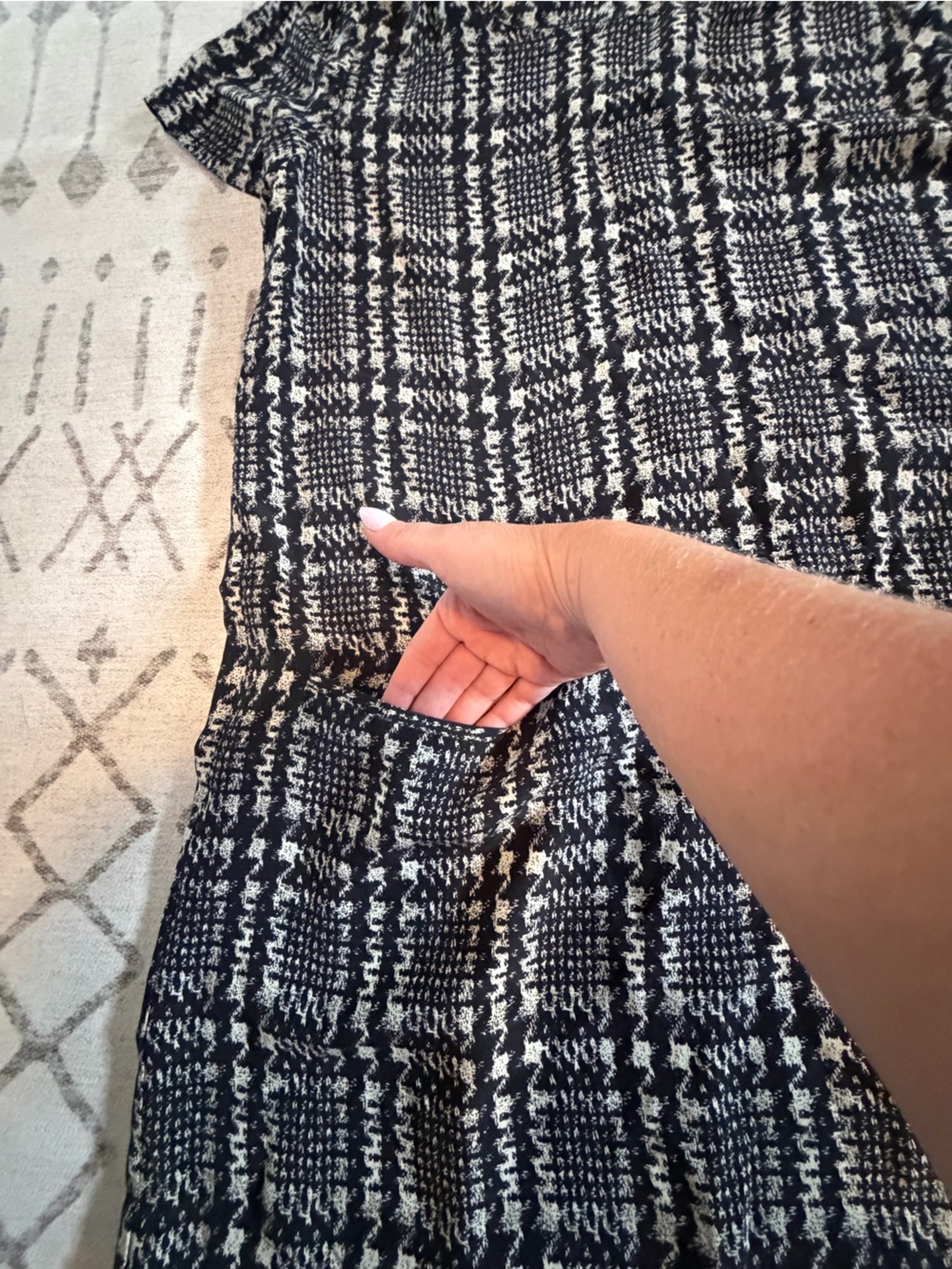 Joie Silk Printed Shift Dress M Black Ivory Houndstooth J259-31001 - Picture 3 of 8